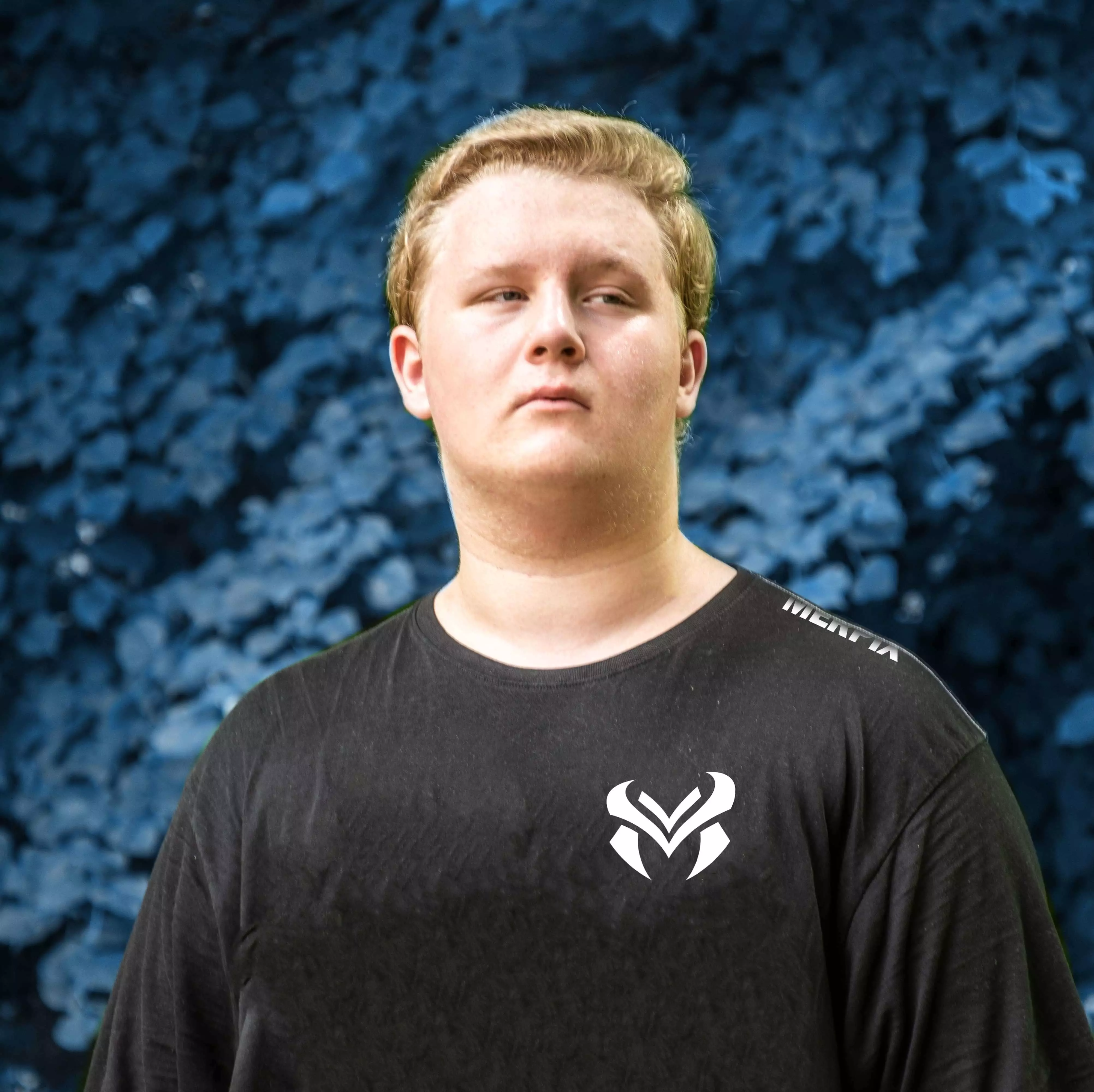 Ein extremst gut aussehender junger Mann